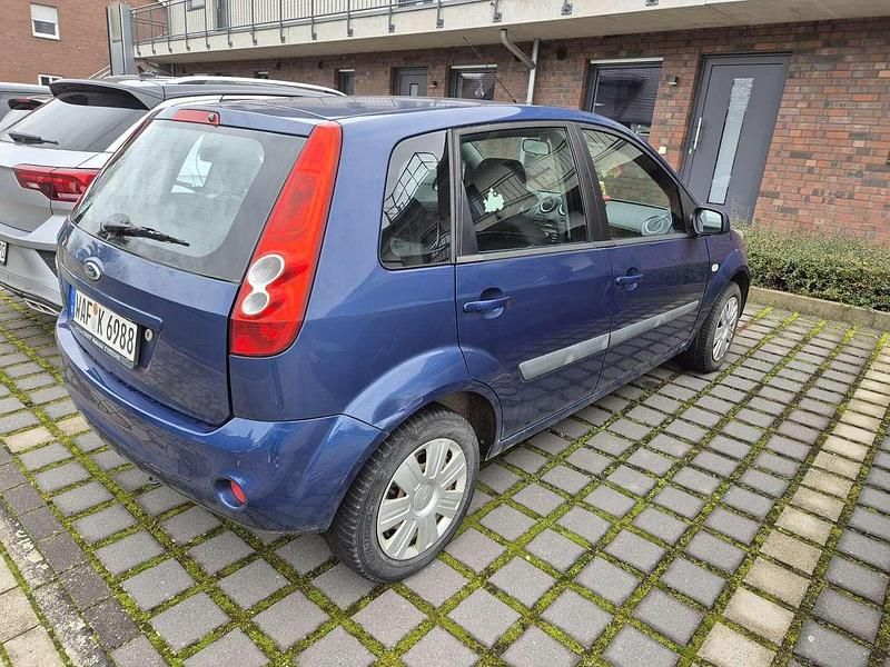 Gebraucht Ford Fiesta 80 PS (58 kW) 2008 Blau Kleinwagen
