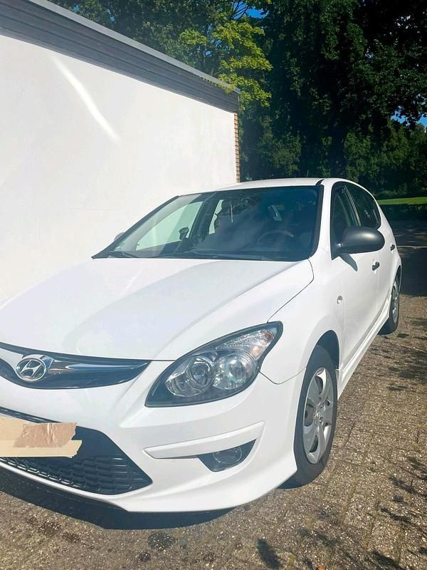 Weiß Gebraucht 2011 Hyundai i30 Limousine | 1.500 € (Superpreis) - Bild 1/4