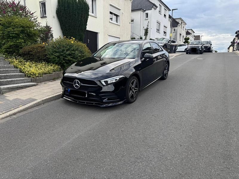 Schwarz Gebraucht 2020 Mercedes A250 Limousine | 25.500 € (Etwas zu teuer) - Bild 1/4