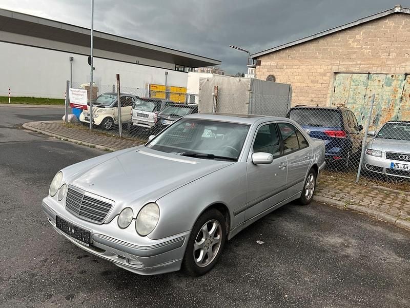Second-hand Mercedes E200 163 CP (119 kW) 2001 Berlinǎ