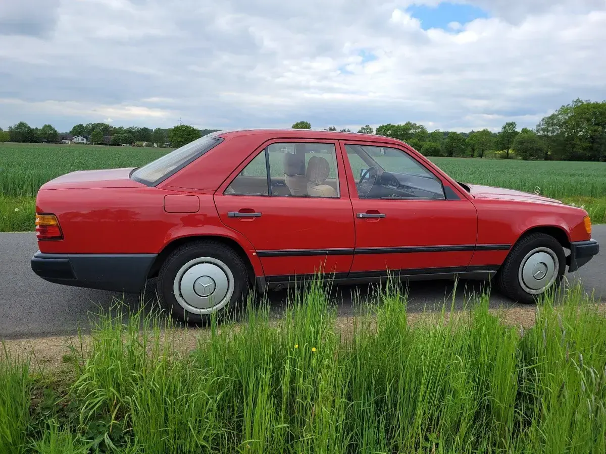 Gebraucht Mercedes E260 1986 Rot Limousine