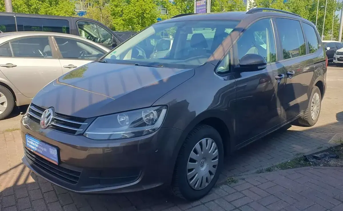 Gebraucht VW Sharan Trendline 140 PS (102 kW) 2011 Toffeebraun metallic Van / Kleinbus