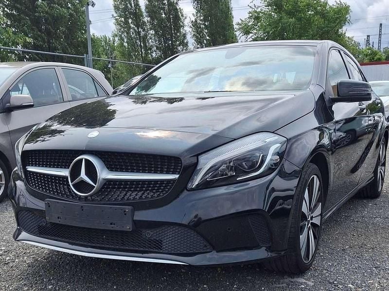 Nachtschwarz Gebraucht 2017 Mercedes A160 Kleinwagen | 12.600 € (Guter Preis) - Bild 1/4