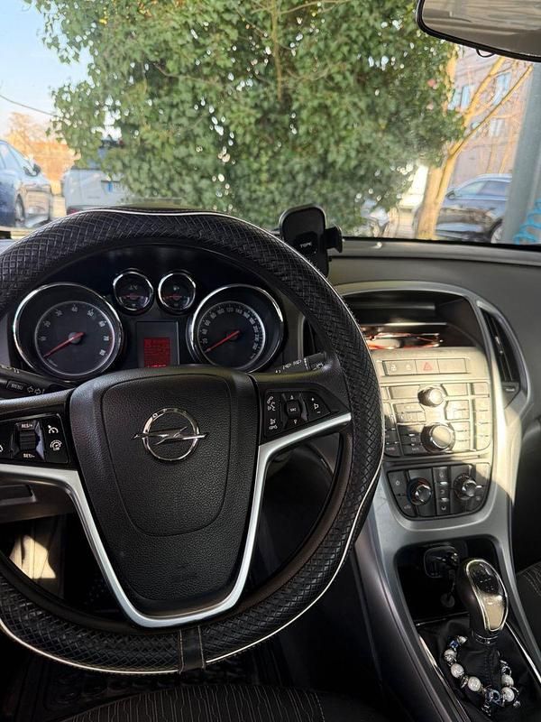 Gebraucht Opel Astra Edition 101 PS (74 kW) 2012 Schwarz Limousine