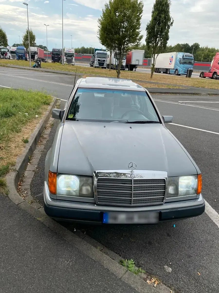 Gebraucht Mercedes 230 136 PS (100 kW) 1990 Grau Limousine