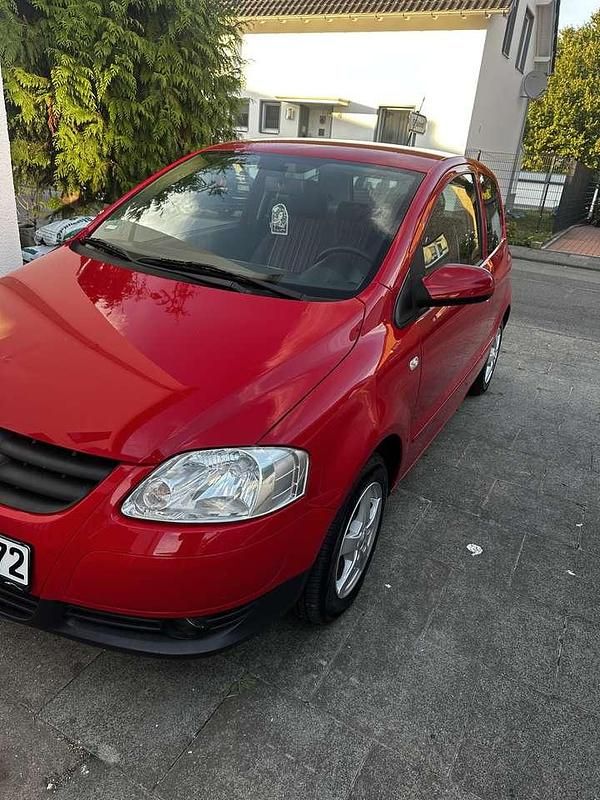 Rot Gebraucht 2009 VW Fox Refresh Kleinwagen | 2.100 € (Fairer Preis) - Bild 1/4