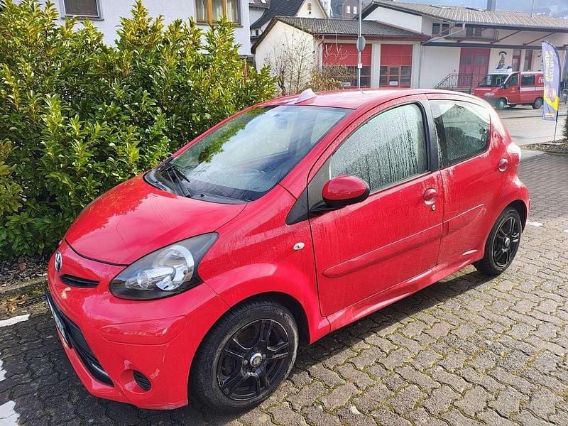 Gebraucht Toyota Aygo 68 PS (50 kW) 2012 Rot Kleinwagen