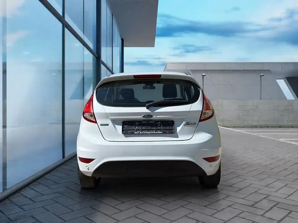Gebraucht Ford Fiesta Trend 101 PS (74 kW) 2015 Weiß Kleinwagen
