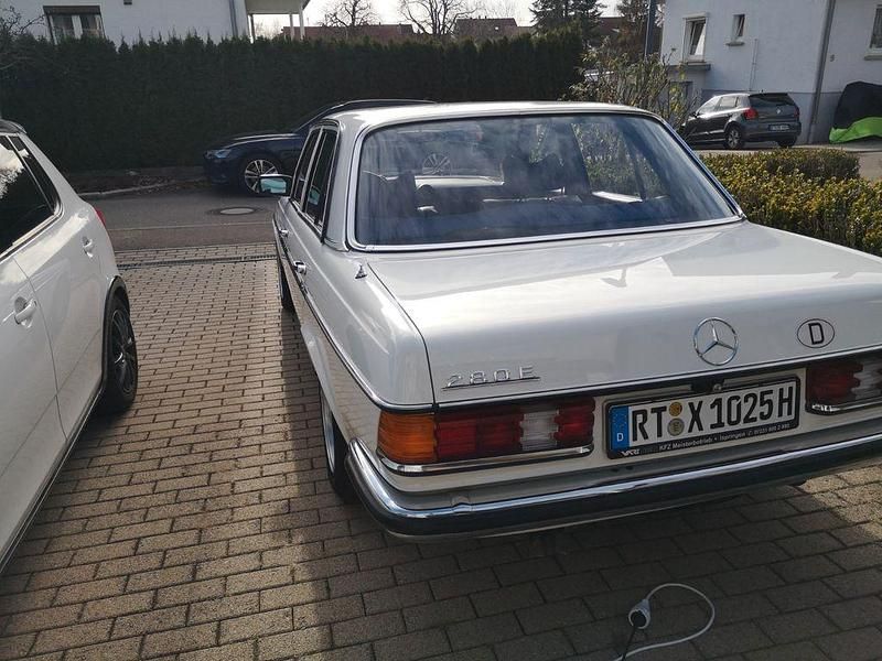 Gebraucht Mercedes E280 177 PS (130 kW) 1977 Weiß Limousine