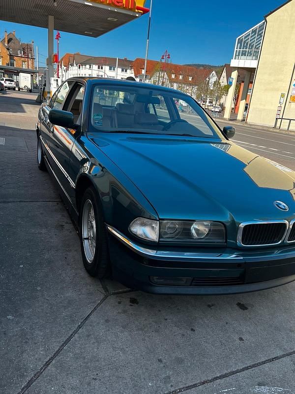 Grün Gebraucht 1994 BMW 740 Limousine | 8.500 € - Bild 1/4