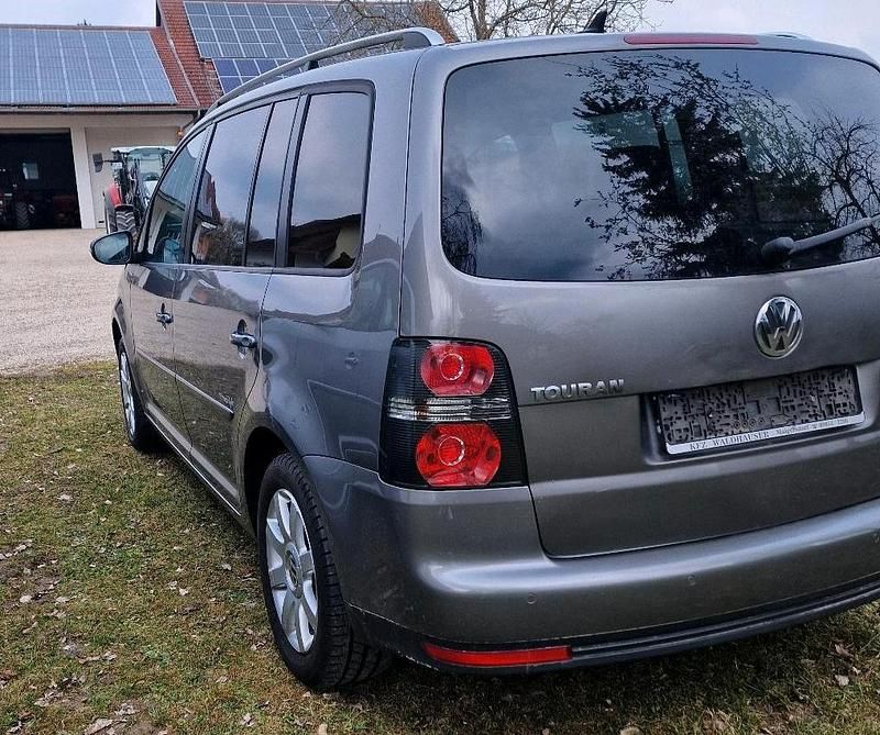 Gebraucht VW Touran 105 PS (77 kW) 2010 Braun Van / Kleinbus