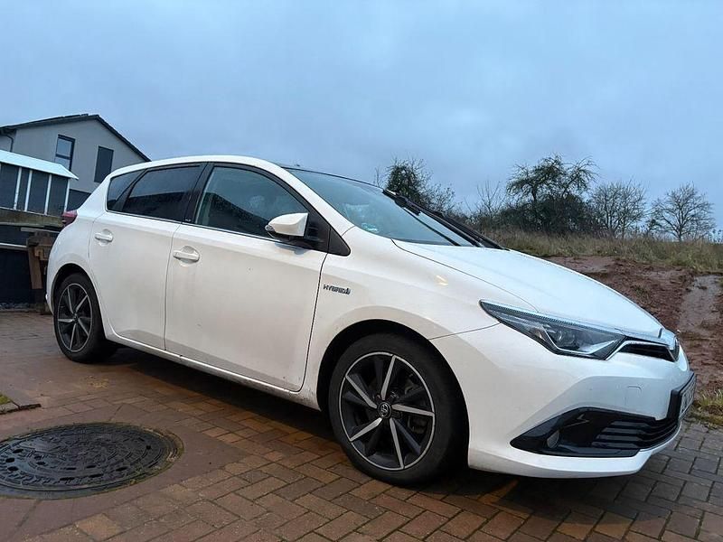 Weiß Gebraucht 2017 Toyota Auris Hybrid Edition-S Limousine | 13.600 € (Fairer Preis) - Bild 1/4