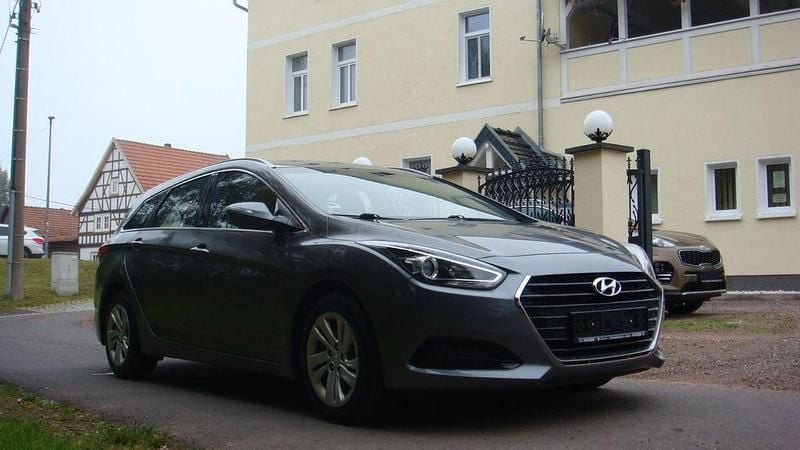 Grau Gebraucht 2015 Hyundai i40 Classic Limousine | 7.490 € (Guter Preis) - Bild 1/4