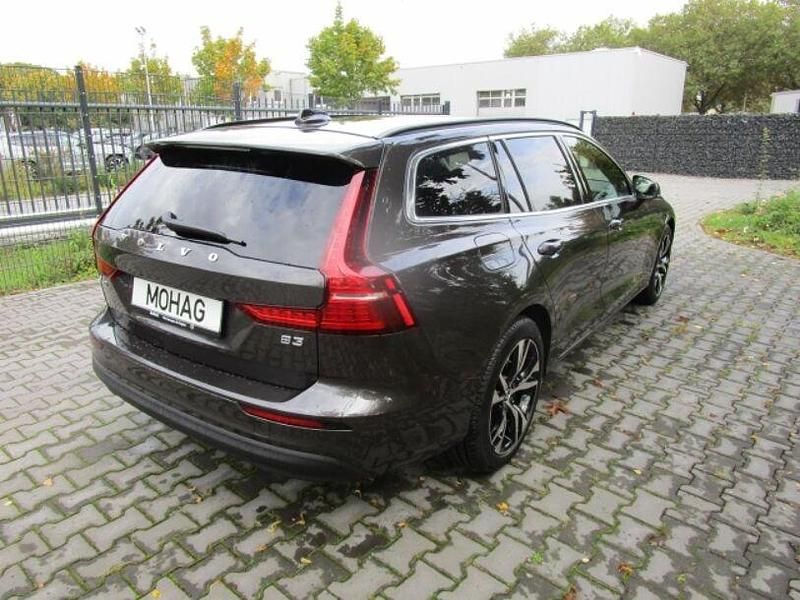 Gebraucht Volvo V60 Core 163 PS (119 kW) 2023 Grau Kombi