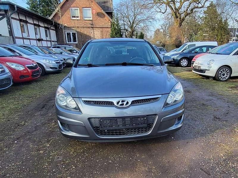 Grau Gebraucht 2009 Hyundai i30 Edition+ Limousine | 3.999 € (Fairer Preis) - Bild 1/4