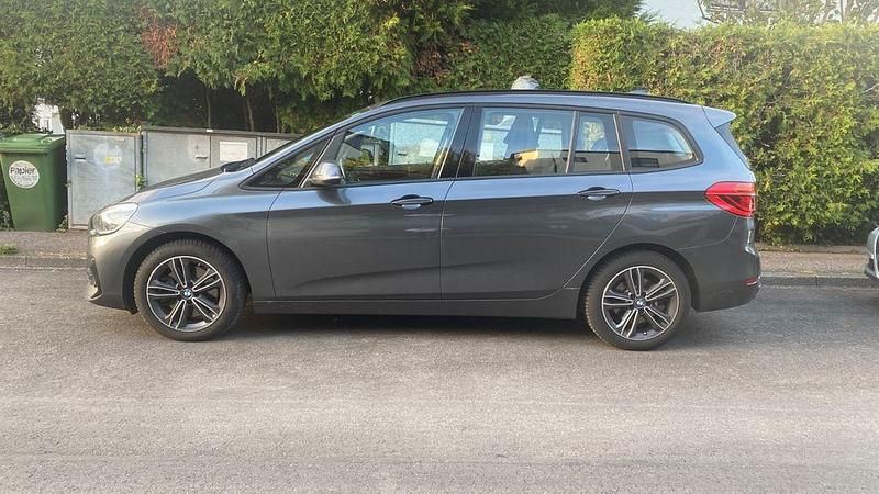 Grau Gebraucht 2022 BMW 220 Gran Tourer Sport Line Van / Kleinbus | 26.300 € (Fairer Preis) - Bild 1/4
