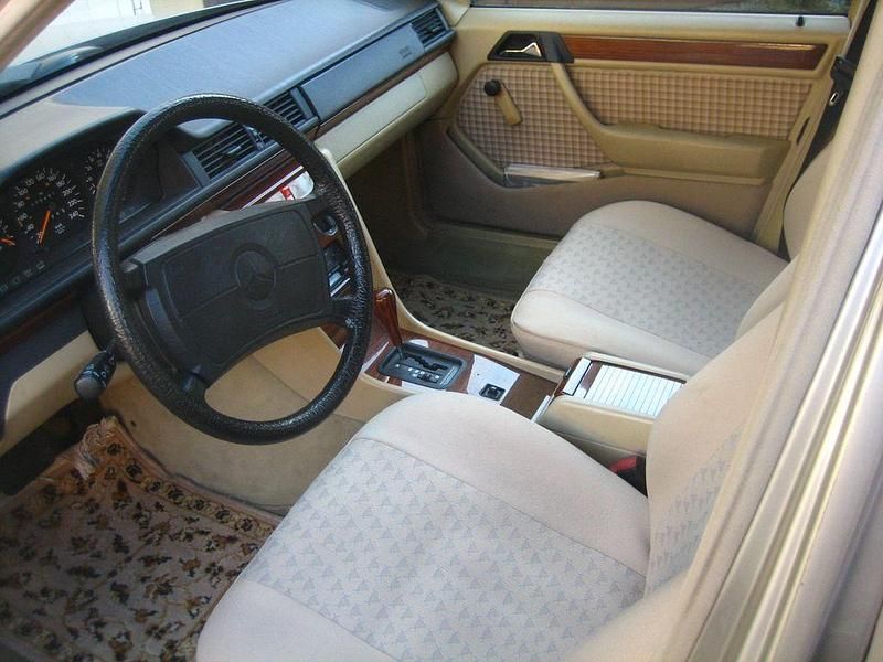 Gebraucht Mercedes E260 160 PS (117 kW) 1990 Silber Limousine