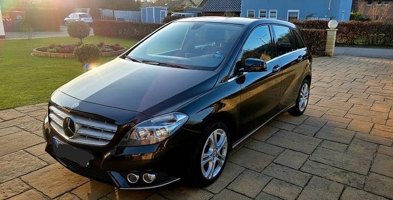 Schwarz Gebraucht 2013 Mercedes B180 Van / Kleinbus | 8.700 € (Guter Preis) - Bild 1/4