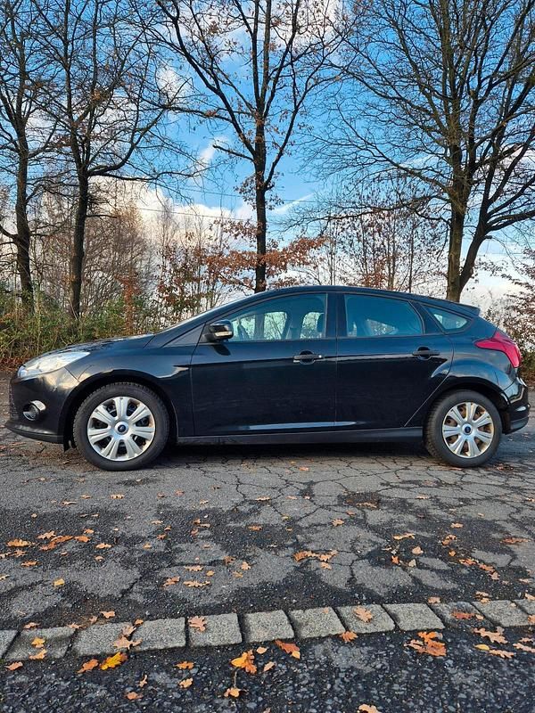 Gebraucht Ford Focus 104 PS (76 kW) 2014 Schwarz Kleinwagen