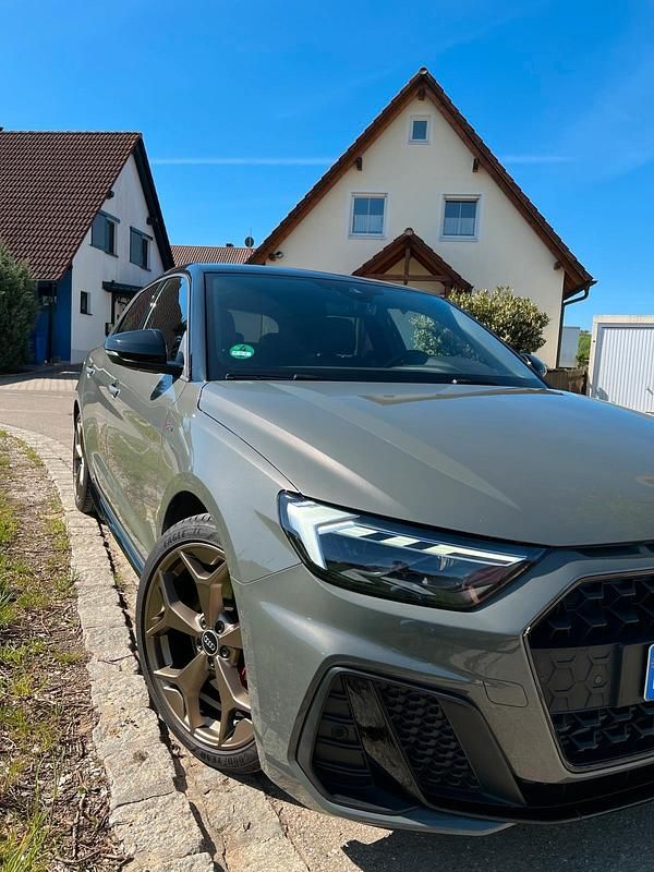 Grau Gebraucht 2021 Audi A1 S-Line Kleinwagen | 27.800 € (Etwas zu teuer) - Bild 1/4