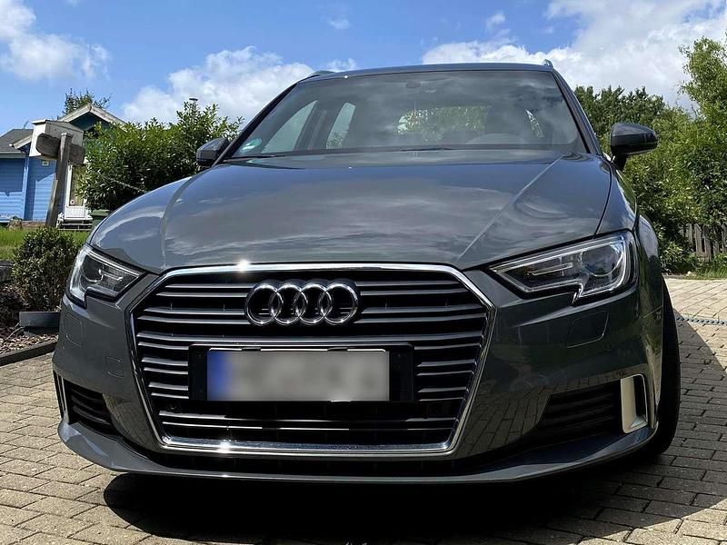 Grau Gebraucht 2017 Audi A3 Sportback Kombi | 17.800 € (Fairer Preis) - Bild 1/4