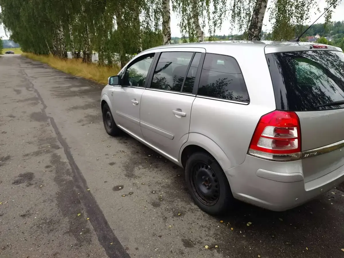 Gebraucht Opel Zafira Selection 150 PS (110 kW) 2010 Silber Van / Kleinbus