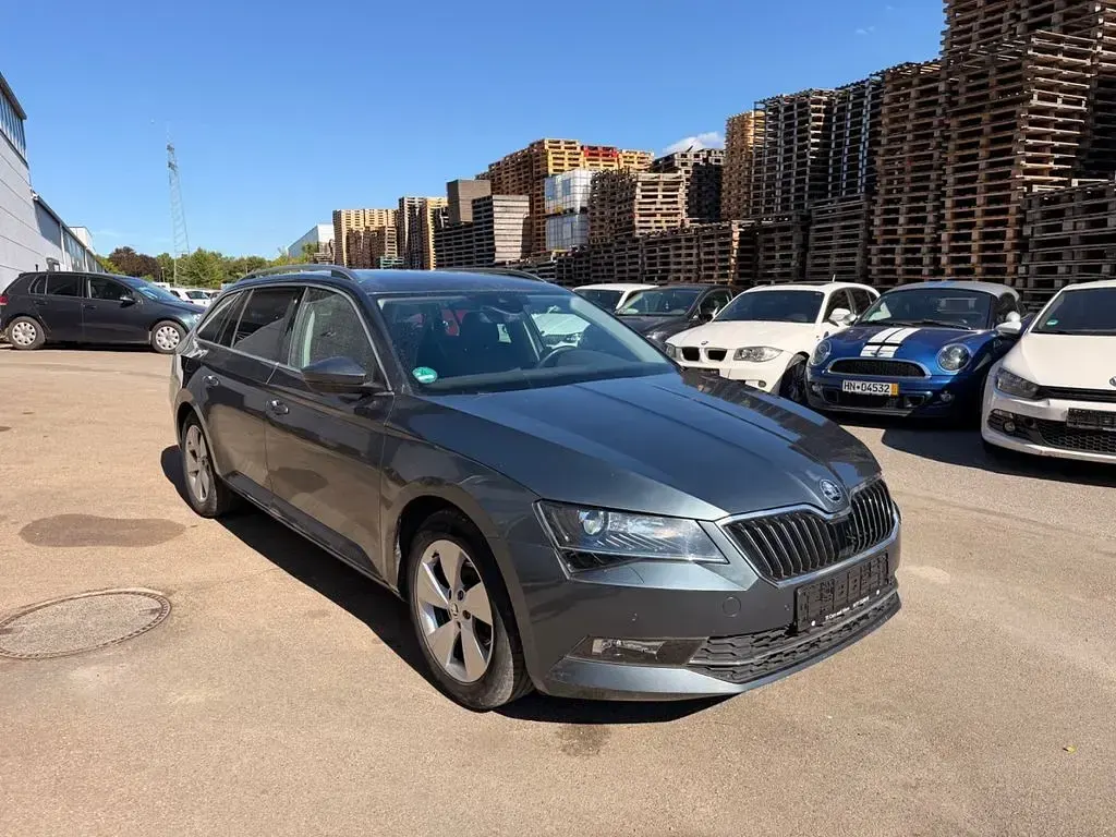 Gebraucht Skoda Superb Style 179 PS (131 kW) 2016 Grau Kombi