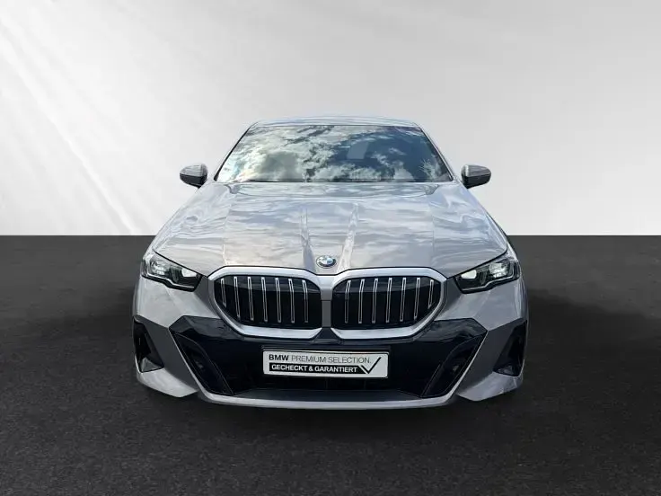 Gebraucht BMW 520 M Sport 197 PS (144 kW) 2025 Oxidgrau metallic Limousine
