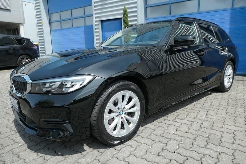 Schwarz Gebraucht 2020 BMW 318 Comfort Edition Kombi | 19.950 € (Superpreis) - Bild 1/4