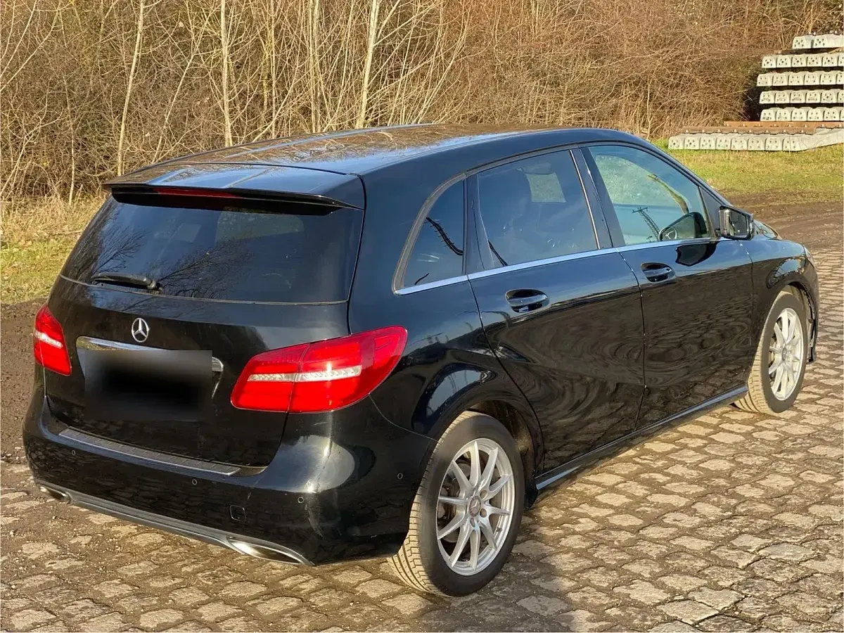 Gebraucht Mercedes B180 122 PS (89 kW) 2015 Schwarz Van / Kleinbus