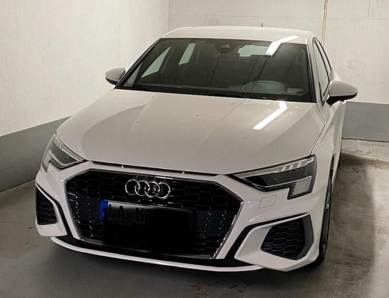 Weiß Gebraucht 2021 Audi A3 Sportback e-tron S-Line Limousine | 27.900 € (Fairer Preis) - Bild 1/4