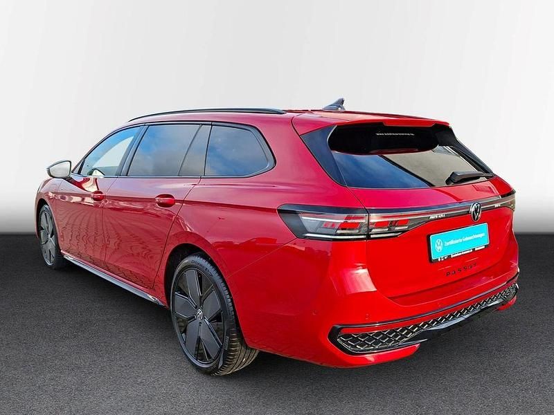 Gebraucht VW Passat Style 272 PS (200 kW) 2025 Rot Kombi