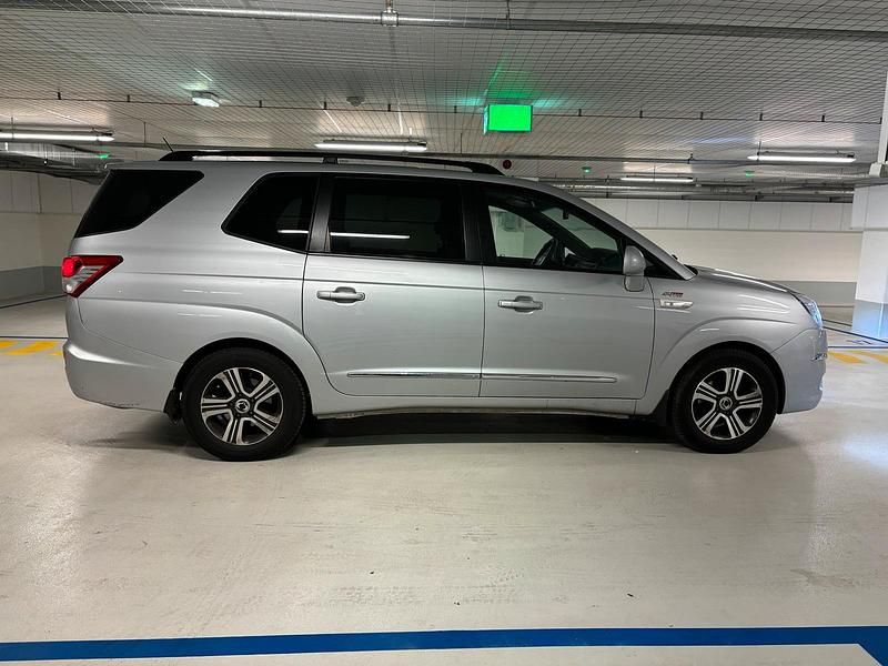 Gebraucht Ssangyong (KGM) Rodius 155 PS (114 kW) 2015 Silber Van / Kleinbus