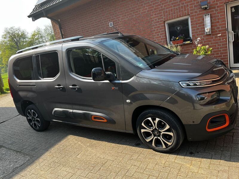 Grau Gebraucht 2021 Citroën Berlingo XTR Van / Kleinbus | 22.500 € (Fairer Preis) - Bild 1/4