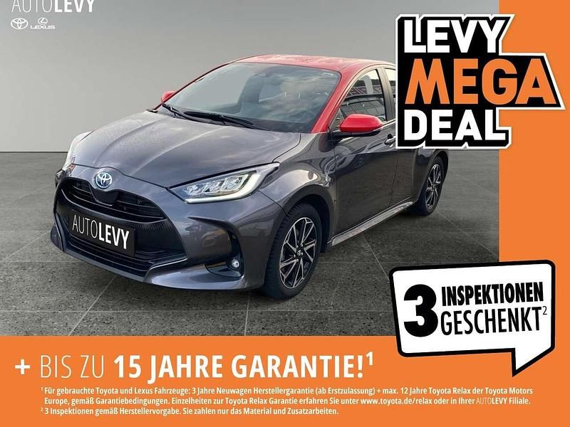 Grau / coral Gebraucht 2022 Toyota Yaris Hybrid Limousine | 19.890 € (Fairer Preis) - Bild 1/4
