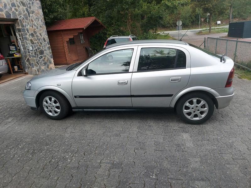 Silber Gebraucht 2002 Opel Astra Comfort Limousine | 2.700 € (Etwas zu teuer) - Bild 1/4