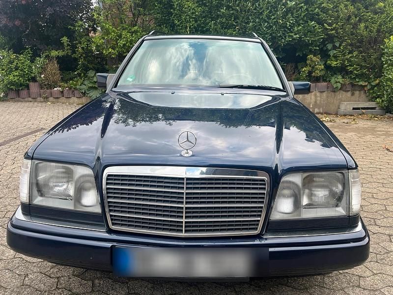 Blau Gebraucht 1994 Mercedes E280 Kombi | 14.900 € - Bild 1/4