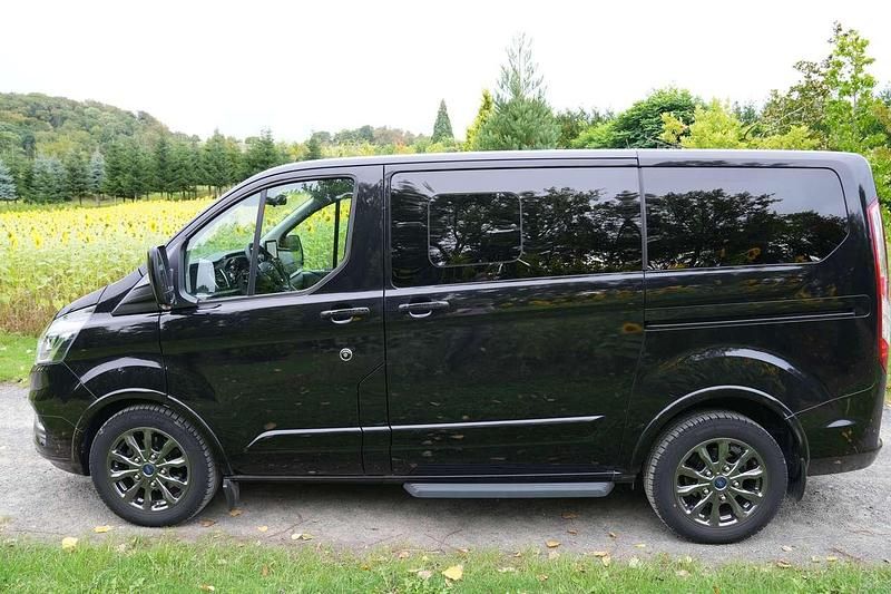 Gebraucht Ford Tourneo Titanium 170 PS (125 kW) 2022 Schwarz Van / Kleinbus