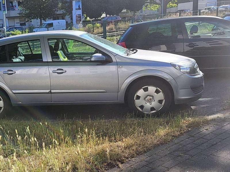 Grau Gebraucht 2006 Opel Astra Edition Limousine | 1.950 € (Guter Preis) - Bild 1/4