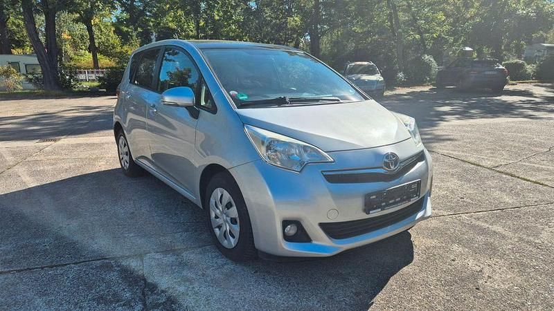 Silber Gebraucht 2012 Toyota Verso-S Cool Van / Kleinbus | 7.950 € (Fairer Preis) - Bild 1/4