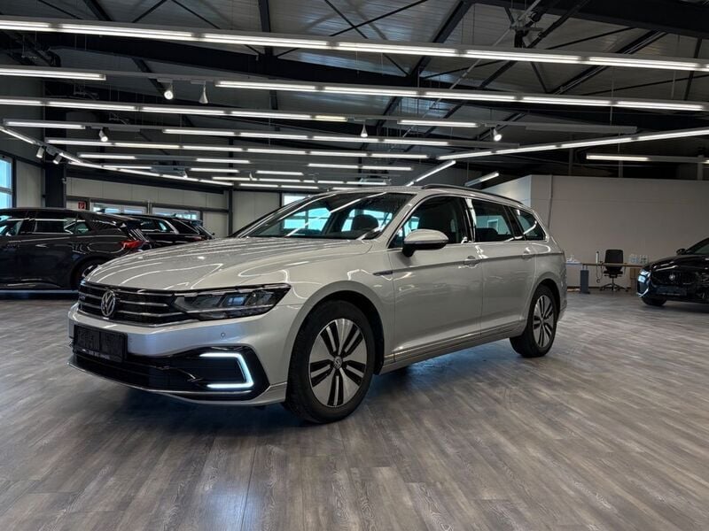 Silber Gebraucht 2020 VW Passat GTE Limousine | 18.350 € (Superpreis) - Bild 1/4