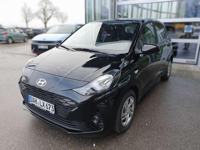 Grün schwarz Gebraucht 2024 Hyundai i10 Select Kleinwagen | 16.495 € (Fairer Preis) - Bild 1/4