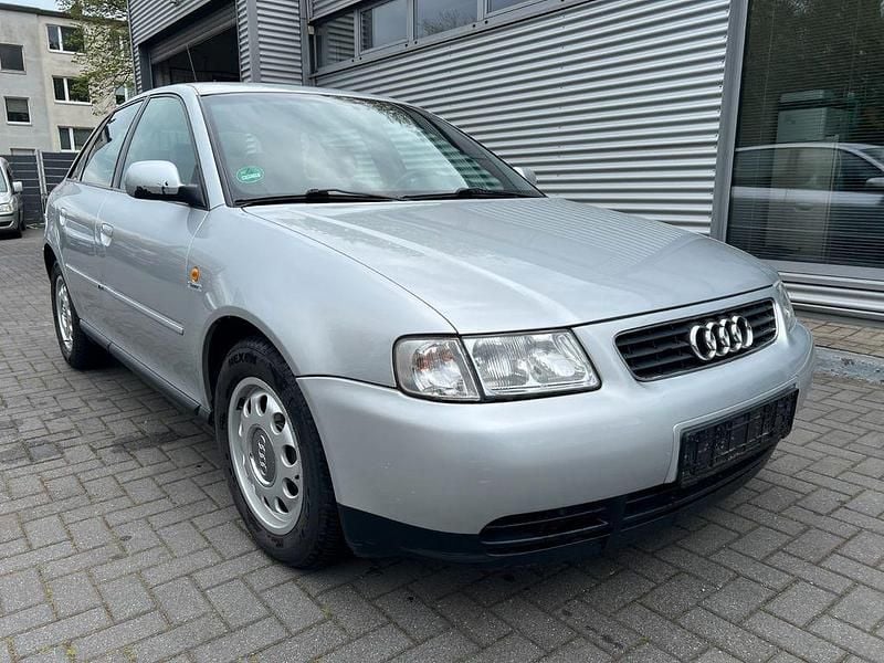 Second-hand Audi A3 Ambiente 101 CP (74 kW) 2000 Argintiu Hatchback
