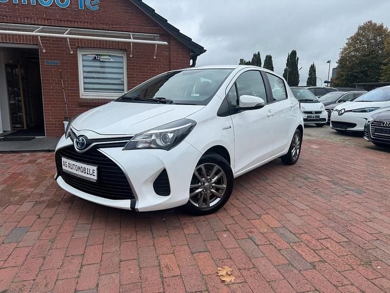 Weiß Gebraucht 2016 Toyota Yaris Hybrid Style Kleinwagen | 9.300 € (Fairer Preis) - Bild 1/4