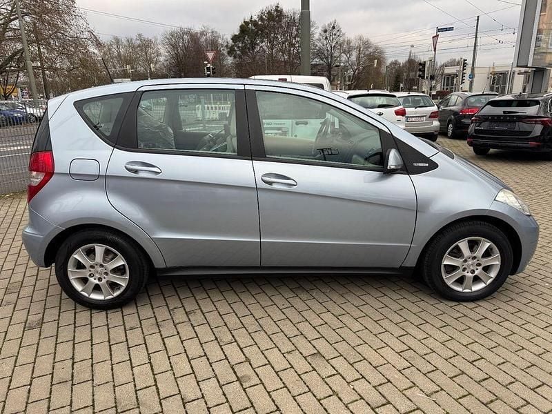 Gebraucht Mercedes A180 116 PS (85 kW) 2011 Blau Limousine