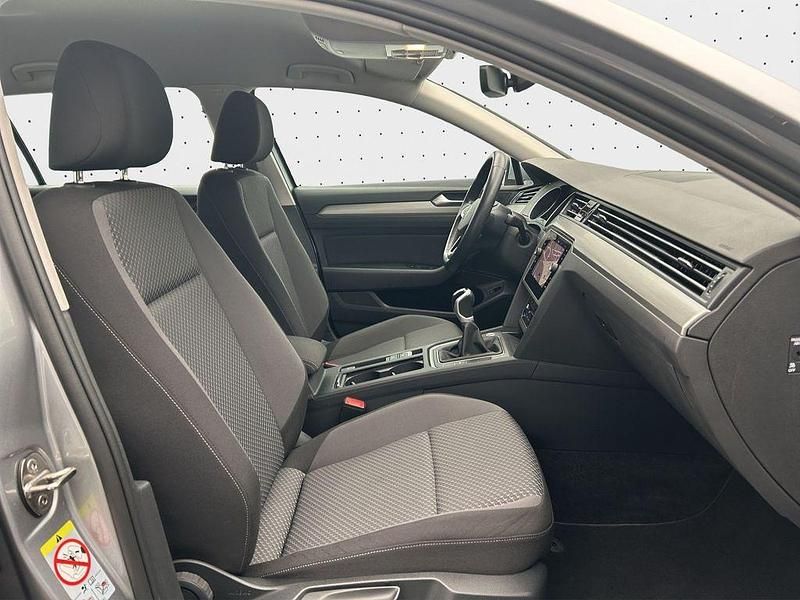 Gebraucht VW Passat Conceptline 150 PS (110 kW) 2022 Pyritsilber metallic Kombi