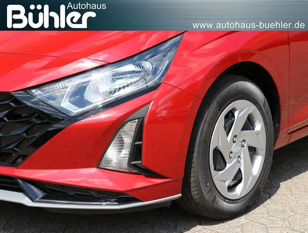 Neu Hyundai i20 Select 90 PS (66 kW) 2026 Dragon red metallic Kleinwagen