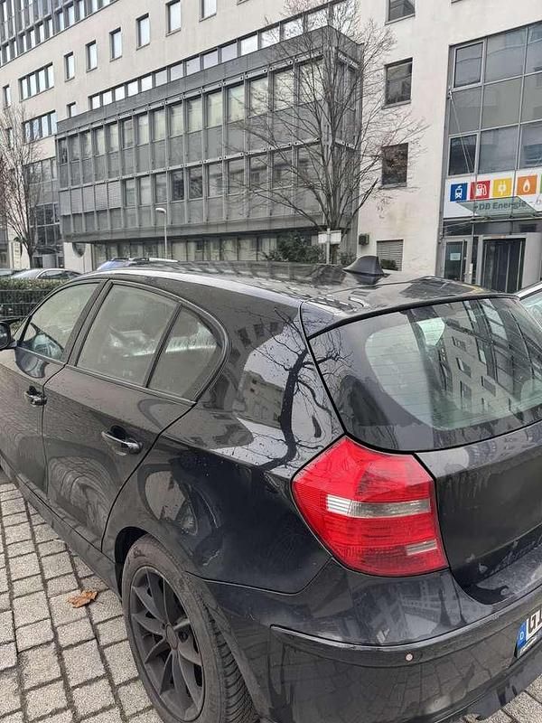 Gebraucht BMW 120 177 PS (130 kW) 2011 Schwarz Kleinwagen