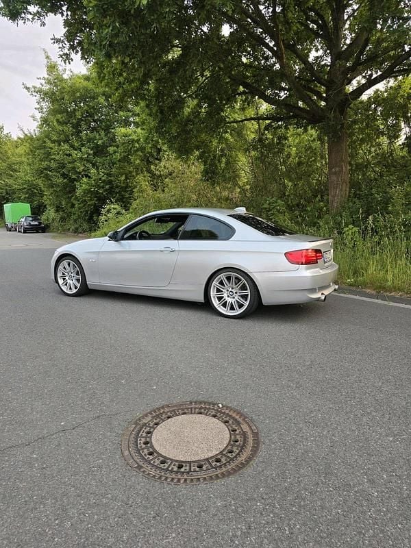 Silber Gebraucht 2007 BMW 335 Performance Coupé | 11.899 € (Superpreis) - Bild 1/4