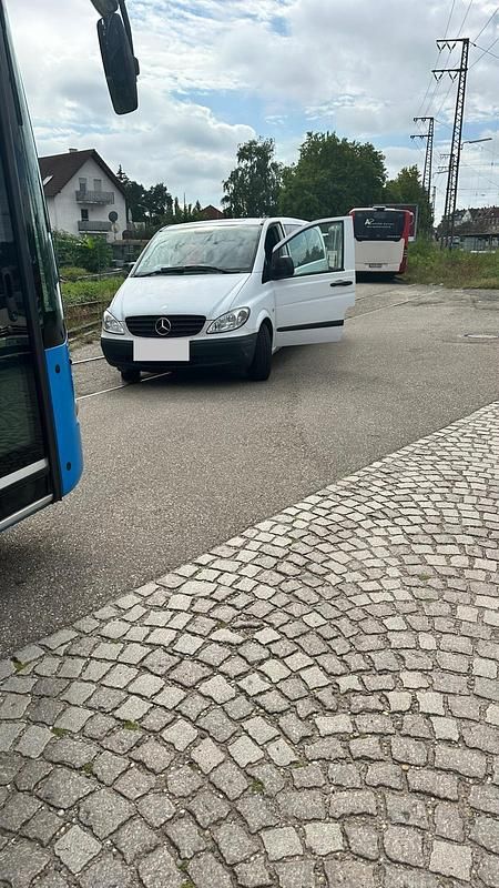 Weiß Gebraucht 2006 Mercedes Vito Van / Kleinbus | 4.700 € (Fairer Preis) - Bild 1/4